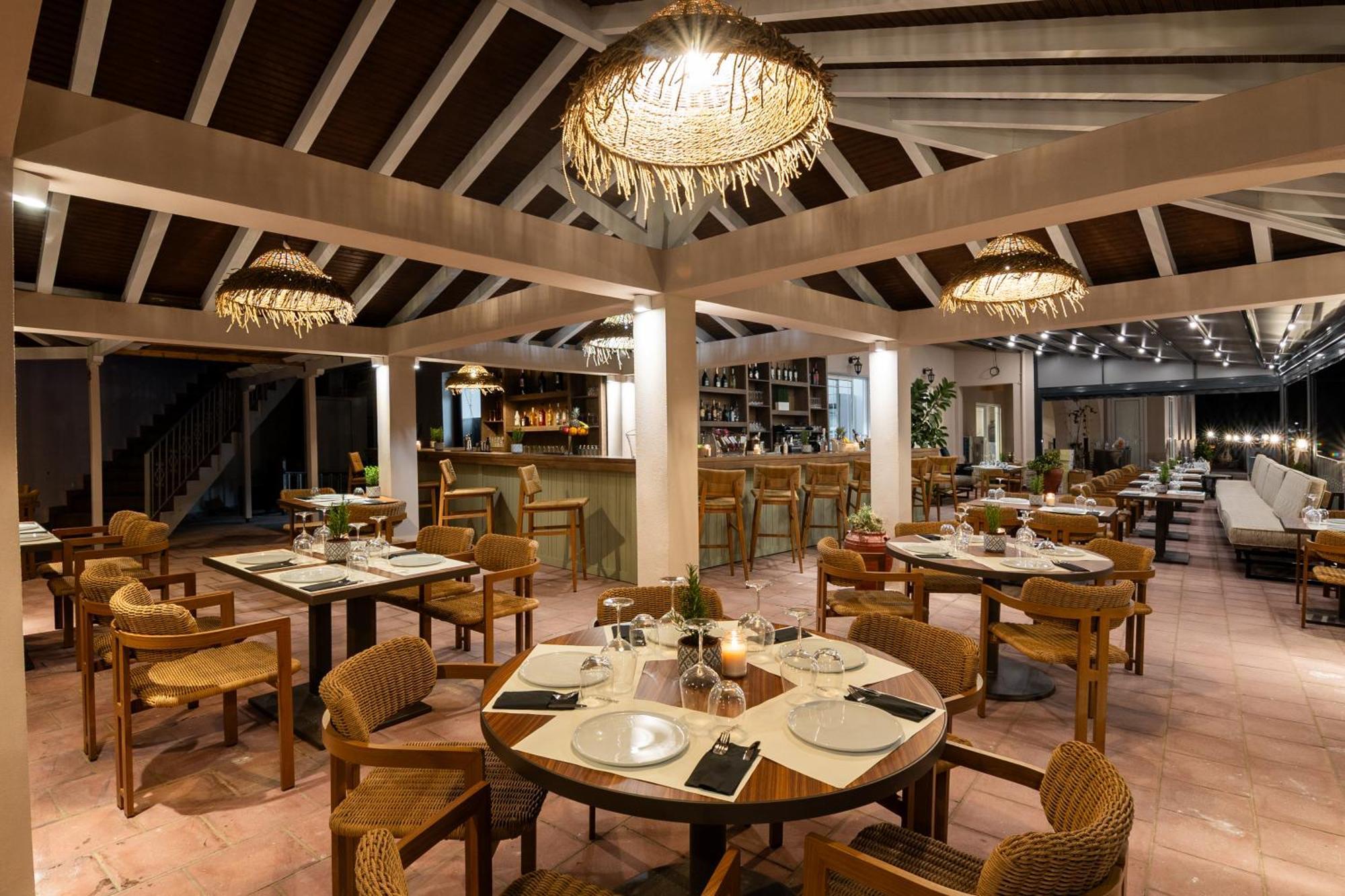 Petra Nera Skiathos, Philian & מלון דירות 4*