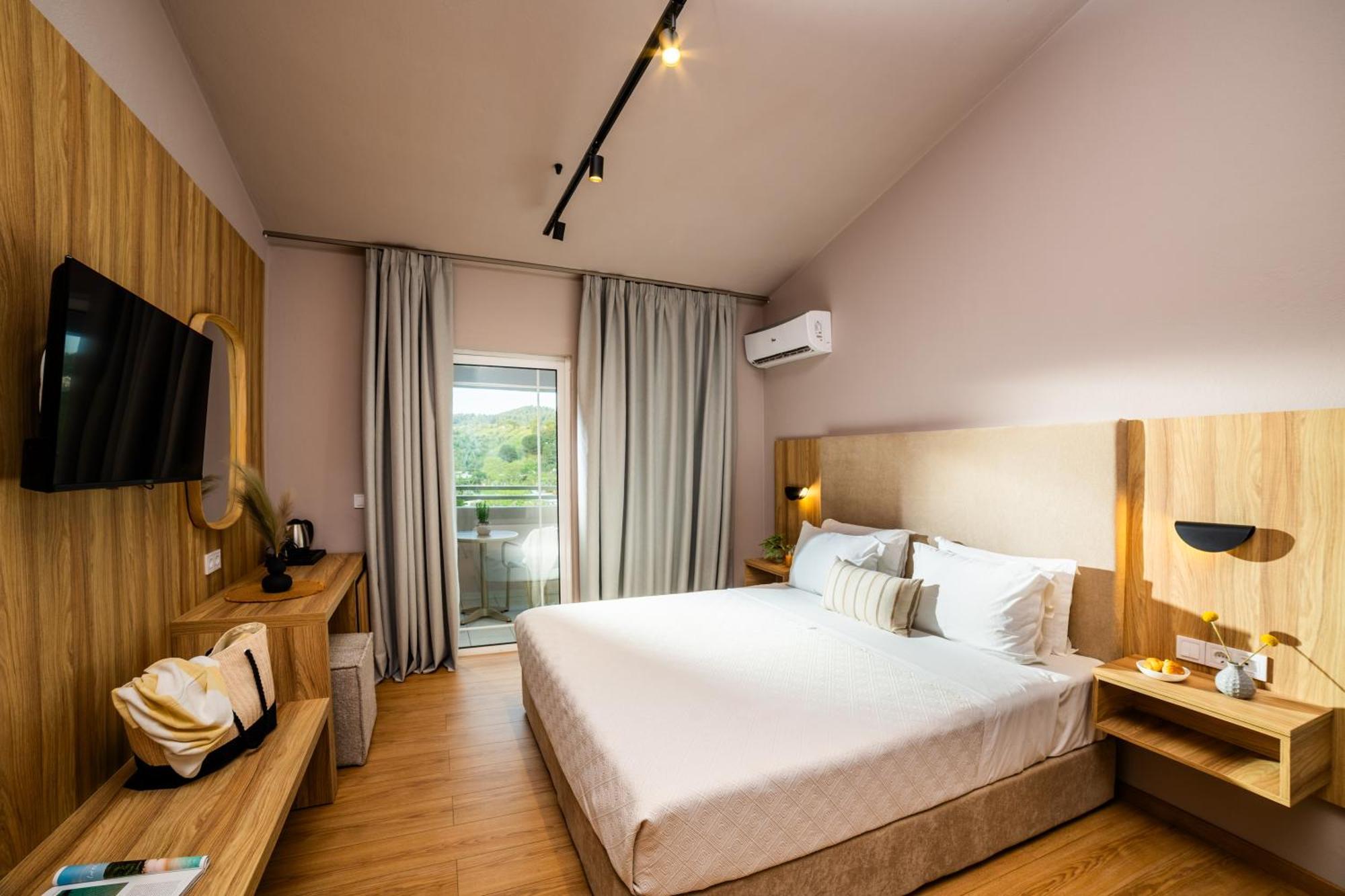 Petra Nera Skiathos, Philian &