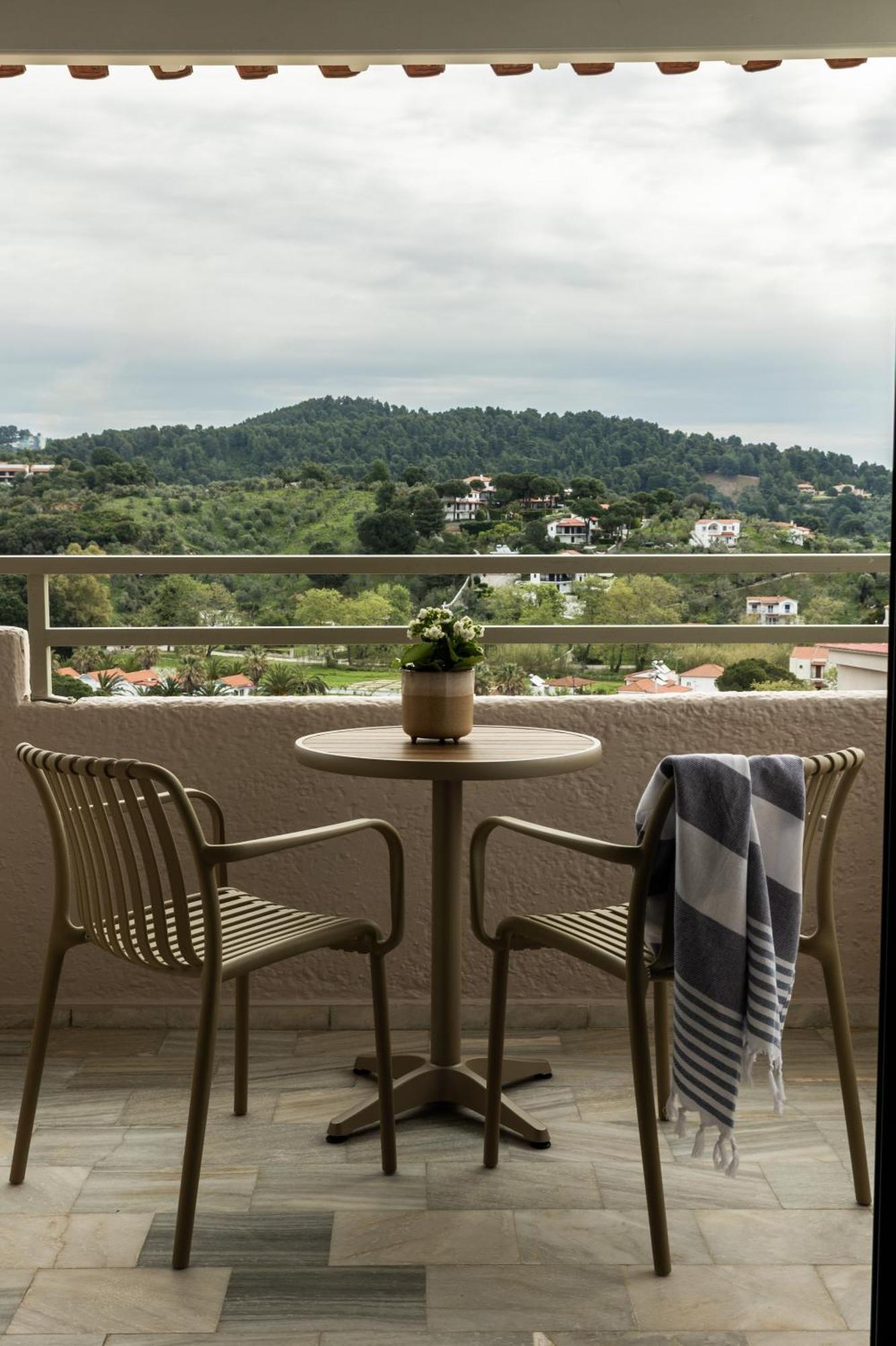 Petra Nera Skiathos, Philian &